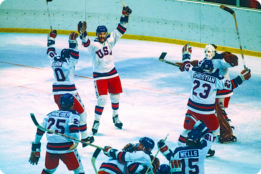 Сборная США празднует победу над СССР в полуфинале мужского хоккейного турнира на зимних Олимпийских играх 1980 года