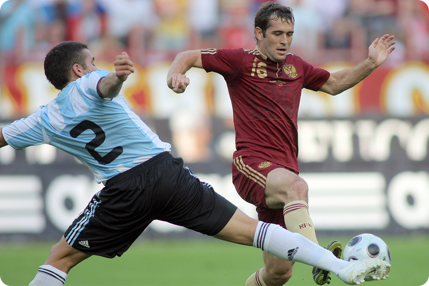 Игроки сборной Аргентины Николас Атаменди и сборной России Александр Кержаков в товарищеском матче по футболу: Россия — Аргентина 2:3