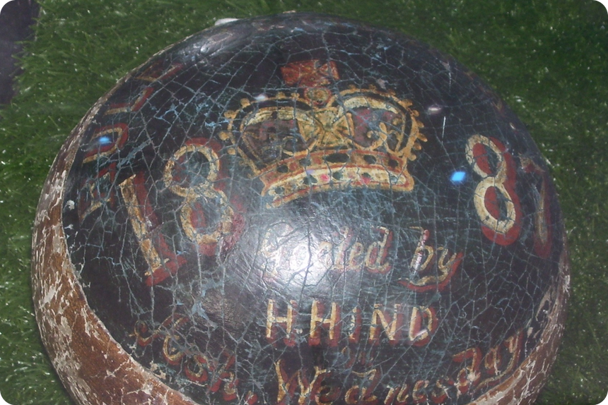 [Футбольный мяч, забитый Х. Хиндом в Масленицу в Пепельную среду 1887 года, был создан еще до пожара, уничтожившего самые ранние письменные записи](https://en.wikipedia.org/wiki/Royal_Shrovetide_Football#/media/File:Shrovetide_football_dated_1887.jpg), [CC BY-SA 3.0](https://creativecommons.org/licenses/by-sa/3.0/)