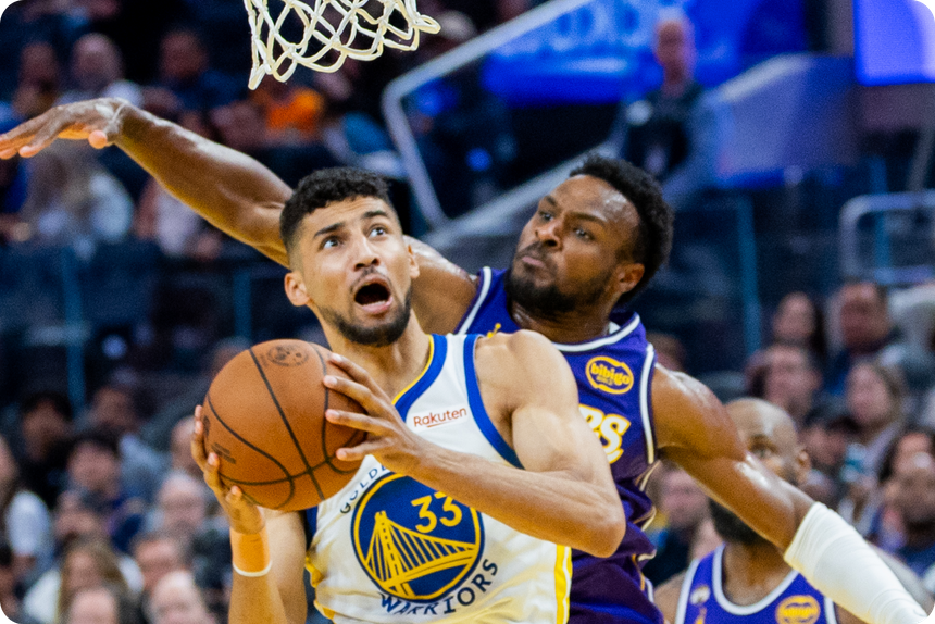 Бронни Джеймс справа